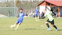 Fotbalisté Lhoty (v modrém) o víkendovém 16. kole I. B třídy skupiny B doma porazili Slavkov 6:2.