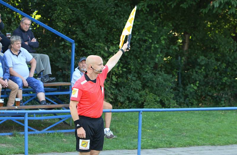 Fotbalisté Slavičína (v modrém) ve 2. kole MOL Cupu ve středu odpoledne před svými fanoušky podlehli prvoligové Karviné 1:5. Foto: Deník/Jan Zahnaš