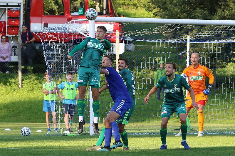 Fotbalisté Slavičína (v modrém) ve 2. kole MOL Cupu ve středu odpoledne před svými fanoušky podlehli prvoligové Karviné 1:5. Foto: Deník/Jan Zahnaš