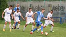 Fotbalisté Hluku (modrobílé dresy) otočili zápas ve Fryštáku, kde po přestřelce zvítězili 5:4.