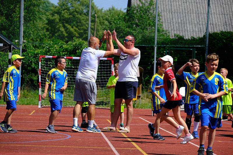 Ve sportovním areálu Základní školy Zlín Křiby se konal dvoudenní Holiday miniFestival Zlín 2022. Ve starší kategorii 5+1 zvítězilo družstvo Kopřivnice, obě kategorie miniházené 4+1 opanovaly děti ze slovenské Bojnice.