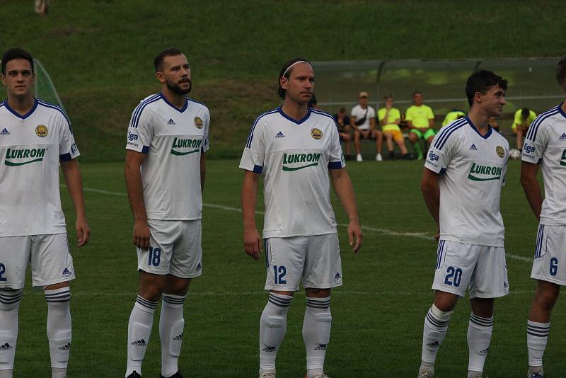 Fotbalisté Luhačovic (bílé dresy) v páteční předehrávce 4. kola krajského přeboru Zlínska podlehly Slušovicím 0:1 a dál čekají v nové sezoně na první výhru.