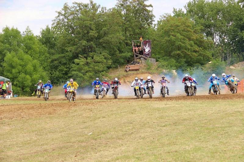 Ve Žlutavě se na závodech utkali motokrosaři.