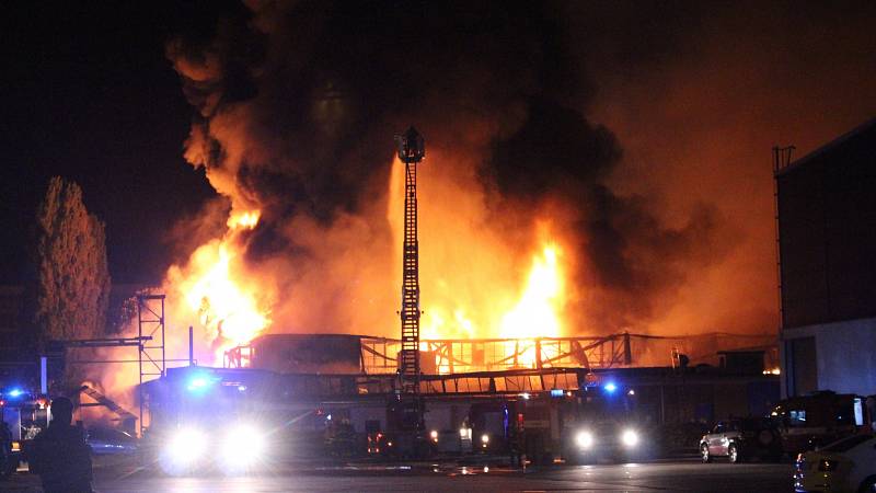 Masivní požár v areálu Toma Otrokovice