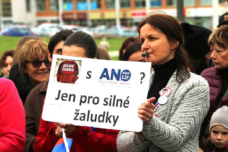 Demonstrace proti ministryni spravedlnosti Marii Benešové na náměstí T. G. Masaryka ve Zlíně, 13. 5. 2019