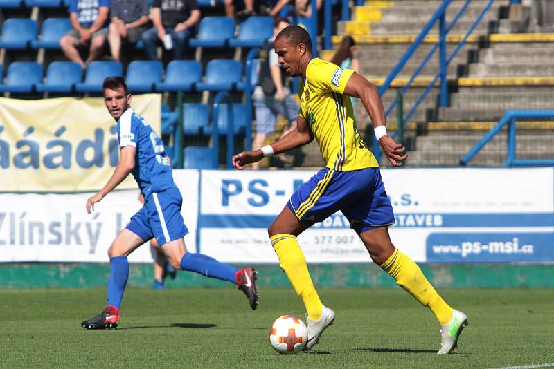 Fotbalisté Zlína (ve žlutých dresech) zakončili letošní sezonu domácím duelem s Libercem