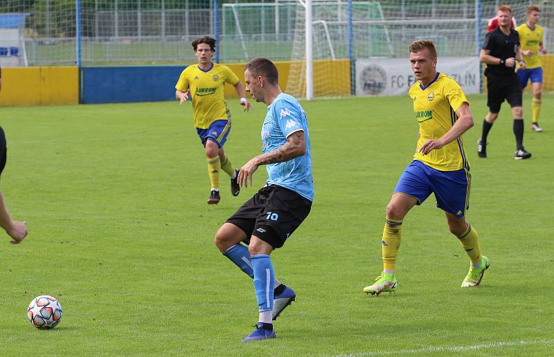 Fotbalisté Zlína B (žluté dresy) v 5. kole MSFL přehráli Znojmo 4:0. Foto: Jan Zahnaš