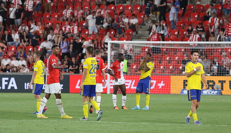 Fotbalisté Zlína (žluté dresy) ve 2. kole FORTUNA:LIGY prohráli se Slavií Praha 1:4.