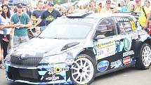 Po první sekci I. etapy Barum Czech Rally Zlín se závodníci přesunuli do Otrokovic do servisu.