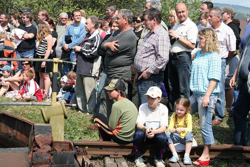 Jízdu tradičním parním vlakem Valašským královstvím z Rožnova pod Radhoštěm do Brumova-Bylnice zpestřilo v konečné stanici mistrovství v ručním otáčení parní lokomotivy.