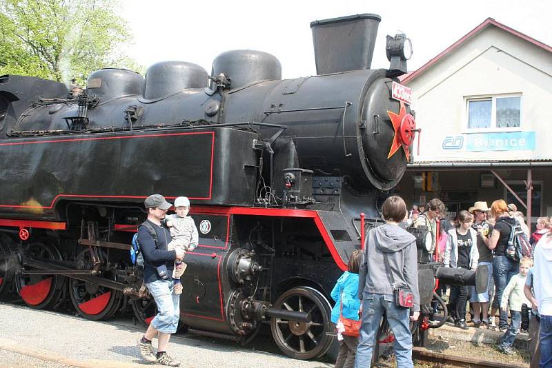 Jízdu tradičním parním vlakem Valašským královstvím z Rožnova pod Radhoštěm do Brumova-Bylnice zpestřilo v konečné stanici mistrovství v ručním otáčení parní lokomotivy.