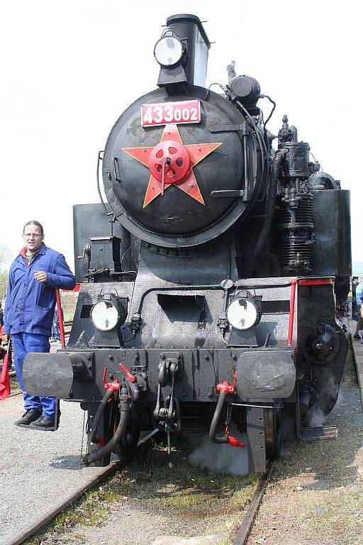 Jízdu tradičním parním vlakem Valašským královstvím z Rožnova pod Radhoštěm do Brumova-Bylnice zpestřilo v konečné stanici mistrovství v ručním otáčení parní lokomotivy.