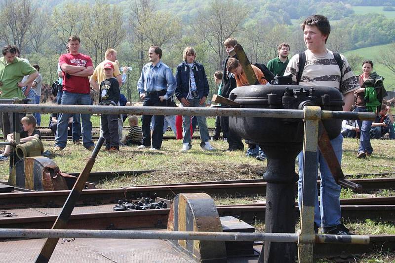 Jízdu tradičním parním vlakem Valašským královstvím z Rožnova pod Radhoštěm do Brumova-Bylnice zpestřilo v konečné stanici mistrovství v ručním otáčení parní lokomotivy.