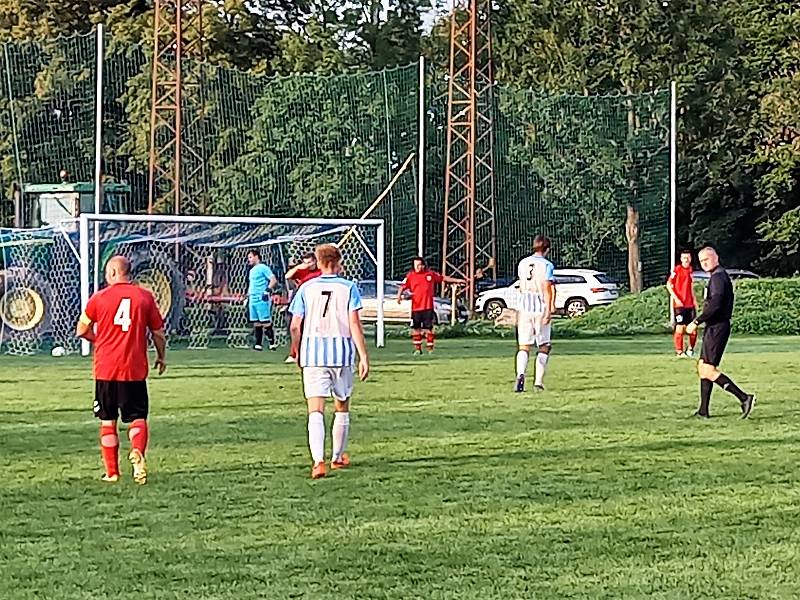 Fotbalisté Příluk (v červeném) v rámci 5. kola I. B třídy skupiny A padli v Poličné. Hostům nepomohl ani trenér Luděk Lošťák, který v 66 letech musel nastoupit do hry.