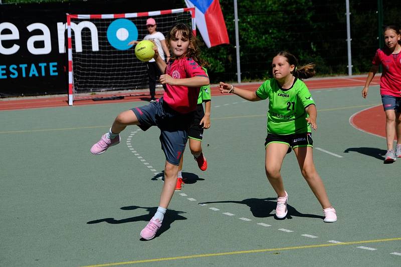 Ve sportovním areálu Základní školy Zlín Křiby se konal dvoudenní Holiday miniFestival Zlín 2022. Ve starší kategorii 5+1 zvítězilo družstvo Kopřivnice, obě kategorie miniházené 4+1 opanovaly děti ze slovenské Bojnice.