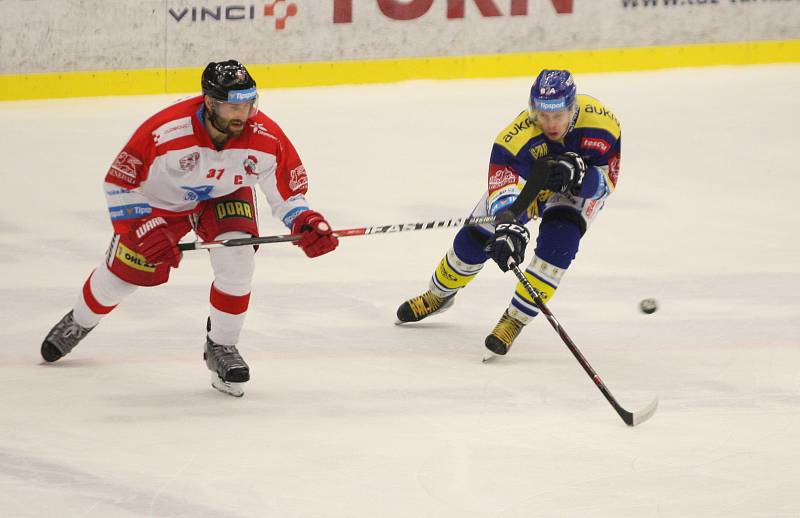 Čtvrtý zápas předkola: Berani Zlín (v modrém) proti HC Olomouc