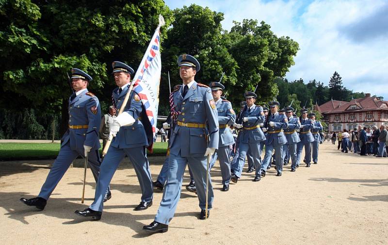 Hudba Hradní stráže a Policie ČR se představila v Luhačovicích na Lázeňském náměstí. 