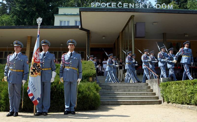 Hudba Hradní stráže a Policie ČR se představila v Luhačovicích na Lázeňském náměstí. 