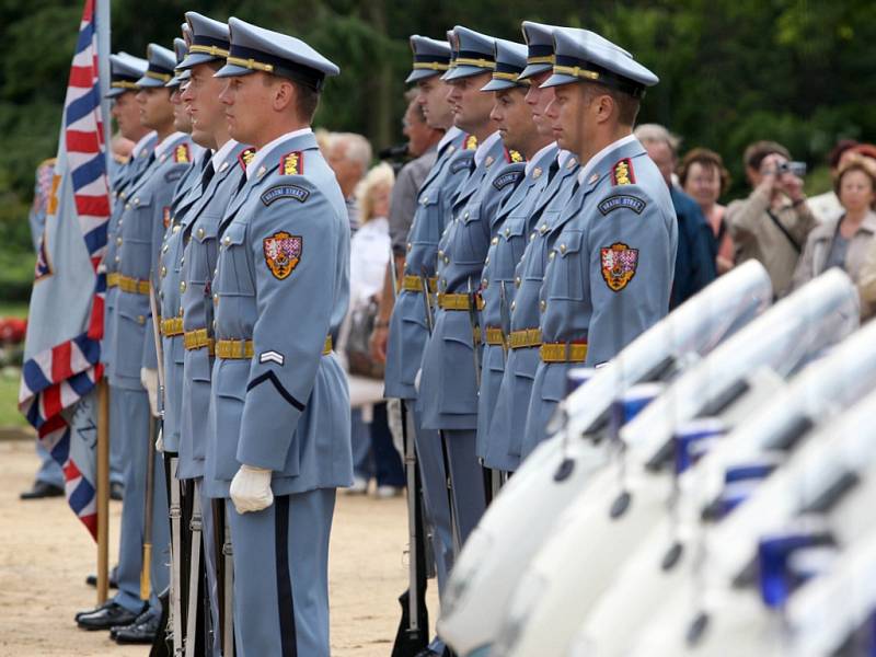 Hudba Hradní stráže a Policie ČR se představila v Luhačovicích na Lázeňském náměstí. 