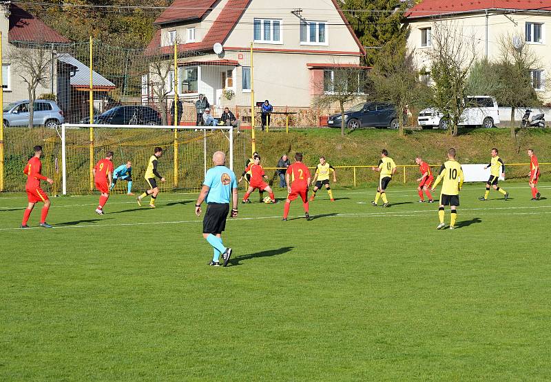 Fotbalisté Tečovic (žluté dresy) doma překvapivě přehráli Mladcovou.