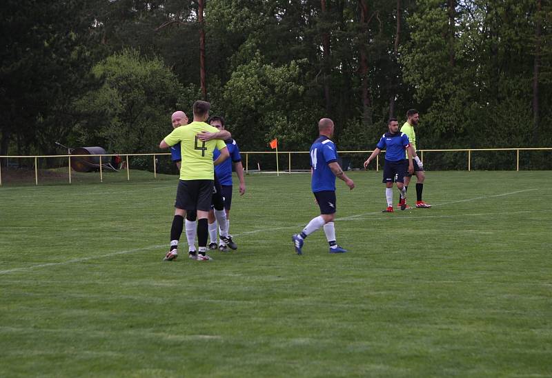 Fotbalisté Mladcové (žluté dresy) v semifinále KFS prohráli s Kateřinicemi 1:3.