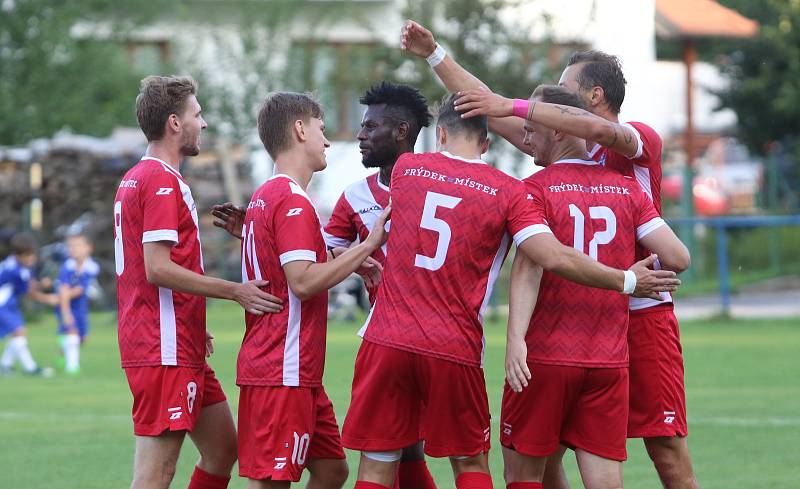 Fotbalisté Slavičína (v modrých dresech) vyzvali v rámci 1. kola Mol Cupu Frýdek Místek.