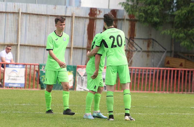 Fotbalisté Otrokovic (v bílých dresech) si v sobotu dokázali poradit s divizním Přerovem 4:2.