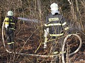 Zásah hasičů při vypalování trávy v přírodě a nepřístupných terénech.