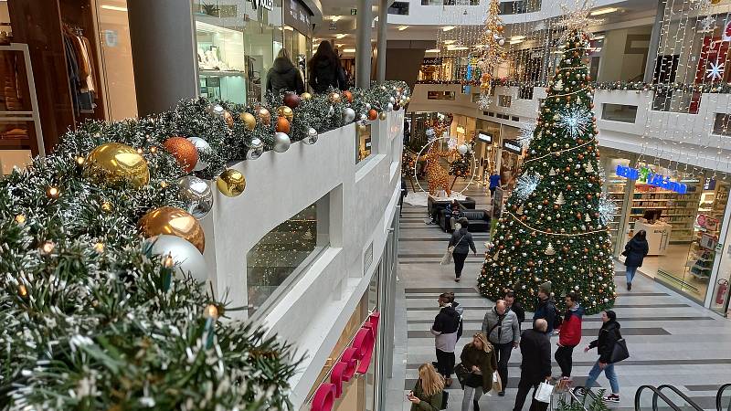 Vánoční nákupy ve Zlatém jablku ve Zlíně.