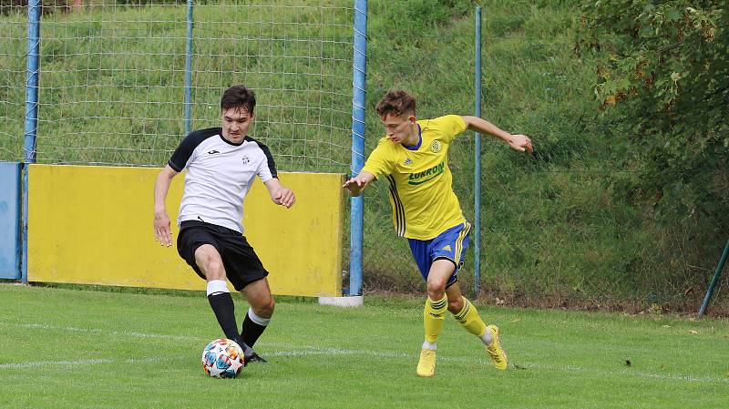 Fotbalisté Zlína B (žluté dresy) v 6. kole MSFL zdolali na Vršavě Frýdlant nad Ostravicí 1:0.