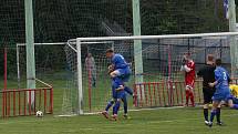 Sobotní třetiligové derby mezi Viktorií Otrokovice (modré dresy) a béčkem Fastavu Zlín skončilo výhrou domácího celku 2:0.