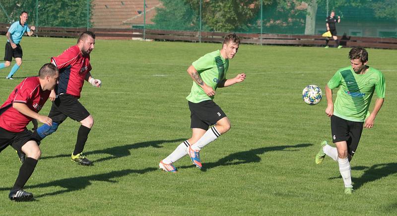 Fotbalisté Slopného (zelené dresy) si v Lize4 poradil s Drnovicemi, které díky hattricku Martina Váni zdolal 3:2. Foto: pro Deník/Jan Zahnaš