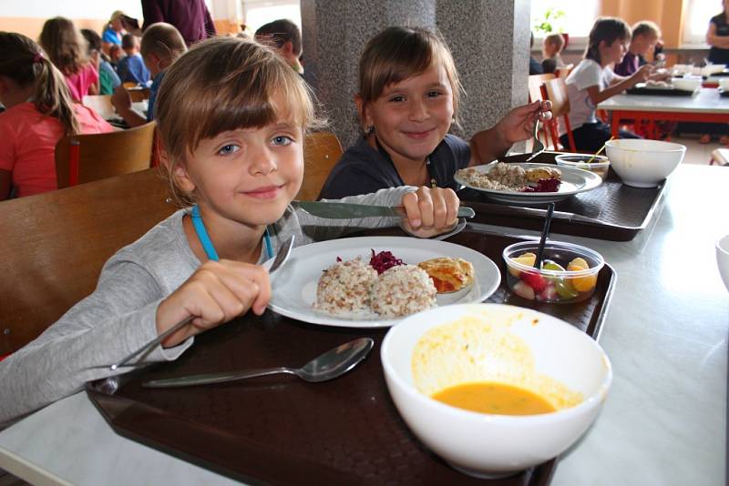 Ve školní jídelně Základní školy Mánesova Otrokovice ochutnávali ve středu 9. září 2015 oběd, který uvařily tamní kuchařky: vyhrály s ním v letošní celorepublikové soutěži O nejlepší školní oběd. Pozváni na něj byli i zástupci města Otrokovice.