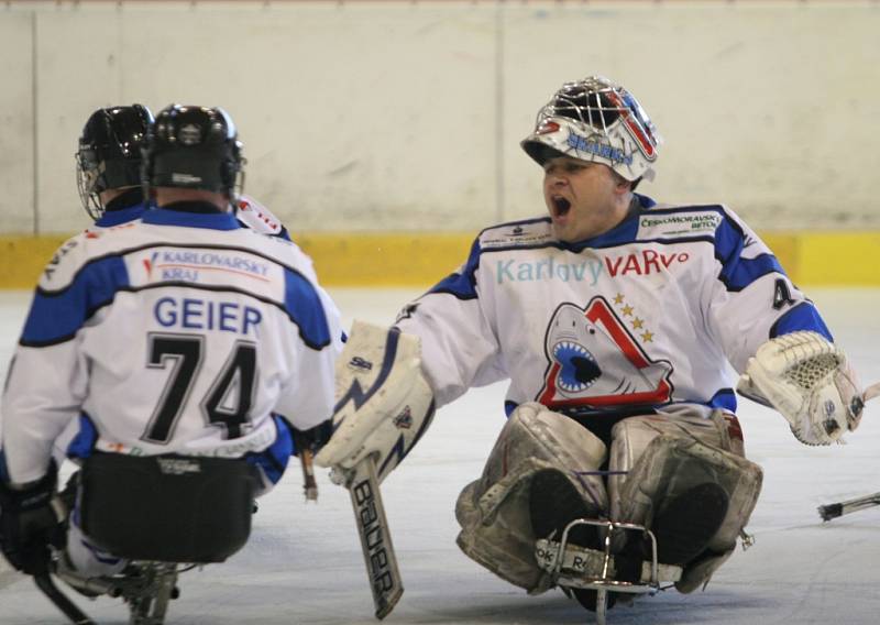 Ve Superfinále sledge hokejové ligy vyzval vítěz základní části Lapp Zlín (v černém) druhé Sharks Karlovy Vary.