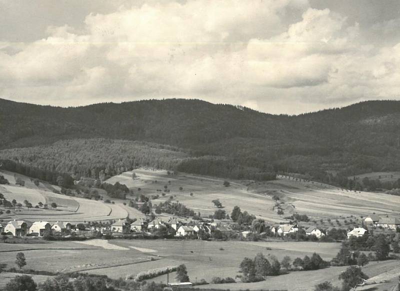 SLOPNÉ, POHLED NA ČÁST VÝPUSTA. Jedná se o část obce, kde se mimo jiné nachází také historický kříž, který patří mezi obecní památky.