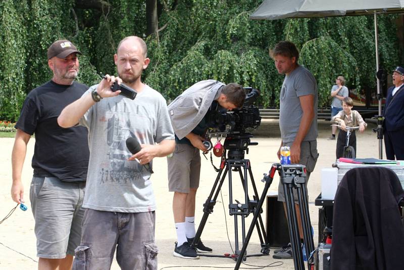 Natáčení televizního seriálu Četníci z Luhačovic na lázeňské kolonádě v Luhačovicích.