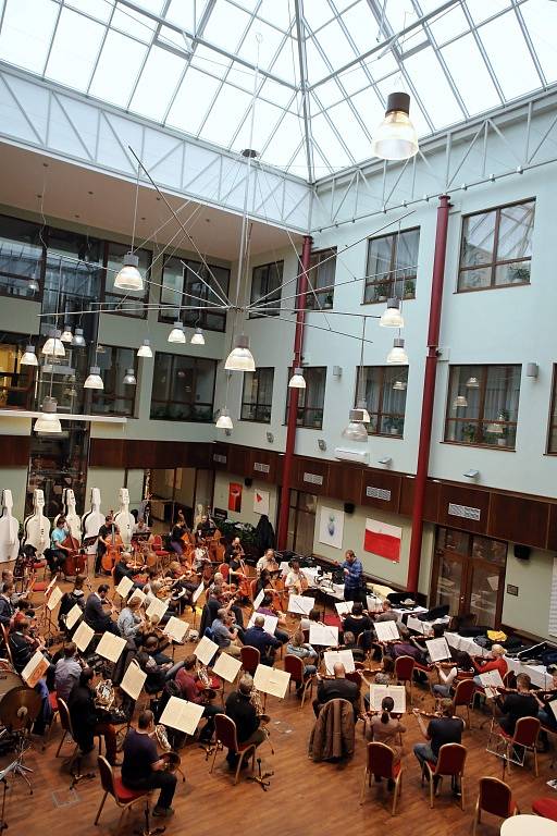 Filharmonie Bohuslava Martinů zkouší v atriu hotelu Baltaci ve Zlíně.