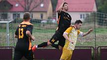 V 9. kole I. B třídy skupiny B domácí výběr Louk (v černém) udolal snaživou rezervu Slušovic 2:0,