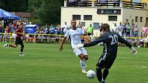 Fotbalisté Kvasic (v bílém) ve druhém kole krajského přeboru před početnou hodovou návštěvou porazili nováčka z Francovy Lhoty vysoko 5:0.