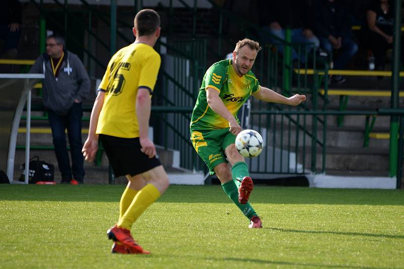 Fotbalisté Napajedel (v zeleném) v sobotu v rámci 20. kola krajského přeboru doma remizovali s Velkými Karlovicemi 1:1.