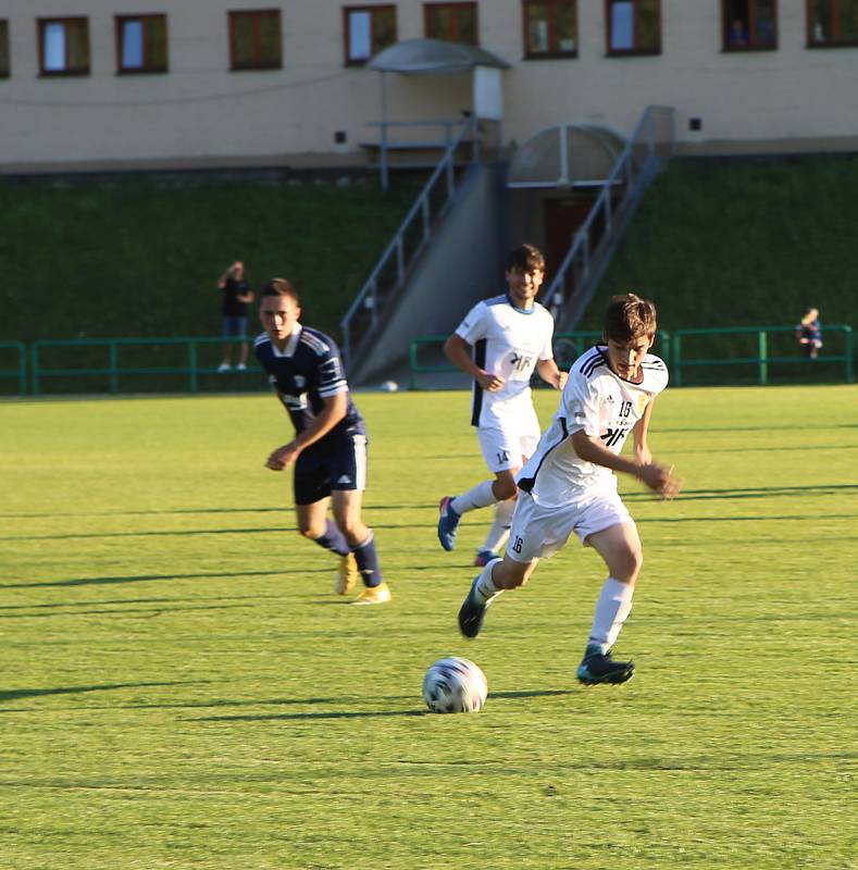 Fotbalisté Luhačovic (modré dresy) v prvním přípravném zápase sezony porazili Bojkovice 5:3. Za domácí nastoupil i trenér prvoligového Zlína Jan Jelínek.