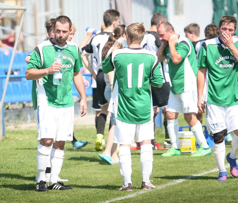 Fotbalisté Vizovic (v bílém) zaskočili v nedělním 24. kole domácí rezervu Fryštáku, kterou porazili 3:1.