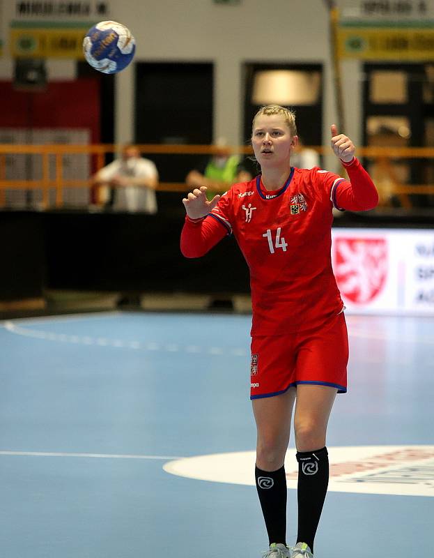 České házenkářky (v červeném) v úvodním duelu kvalifikace o postup na MS v sobotu v Zubří remizovaly se Švýcarskem 27:27. Odveta se hraje v úterý od 20.15 hodin v Gümligenu.