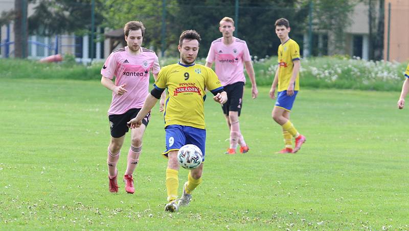 Fotbalisté Malenovic (růžové dresy) ve 21. kole I. B třídy sk. C remizovali se Starým Městem 3:3.