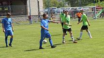 Fotbalisté Jasenné (modré dresy) smetli mužstvo Slopné 5:0.