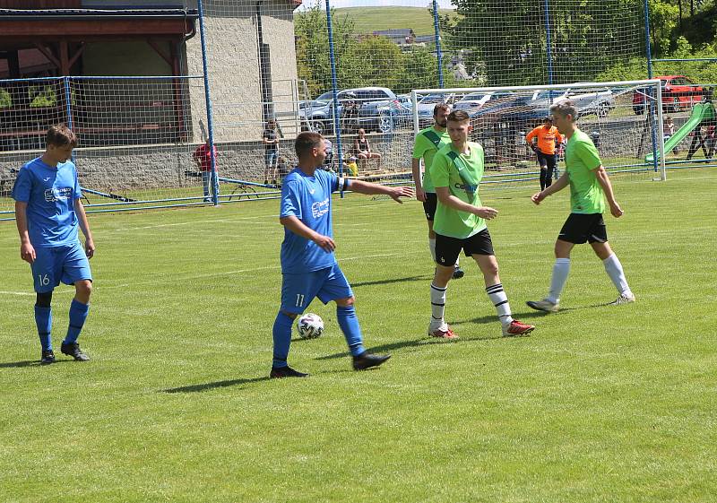 Fotbalisté Jasenné (modré dresy) smetli mužstvo Slopné 5:0.