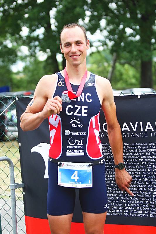 Triatlonista Tomáš Řenč v rekordním čase 8:26:29 hodiny ovládl osmnáctý ročník Moraviamanu. Celkem se na start hlavního prestižního závodu postavilo 350 mužů a žen.