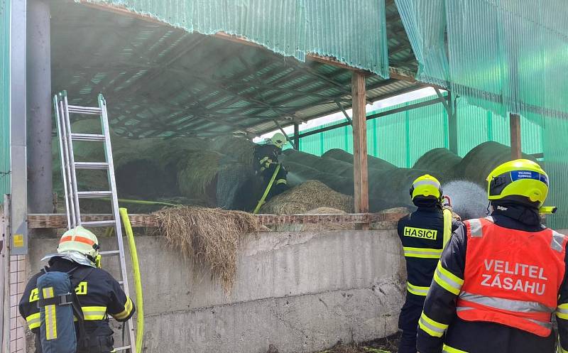 S likvidací požáru velkého seníku v Újezdu pomáhal i nakladač z Hlučína