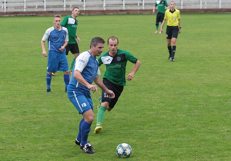 Slušovičtí fotbalisté (modré dresy) doma porazili Velké Karlovice 1:0.