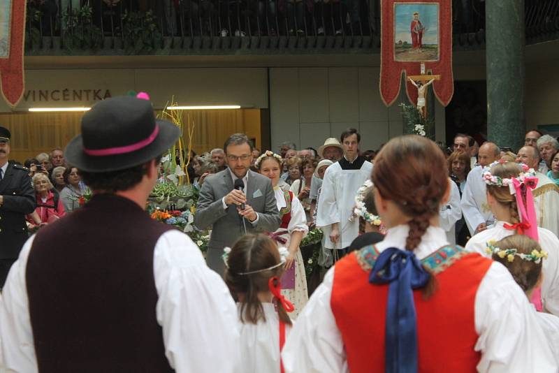 Lázeňská sezona odstartovala i v Luhačovicích, kde v hale Vincentka požehnal pramenům farář Hubert Wojcik za doprovodu krojovaných víl. 
